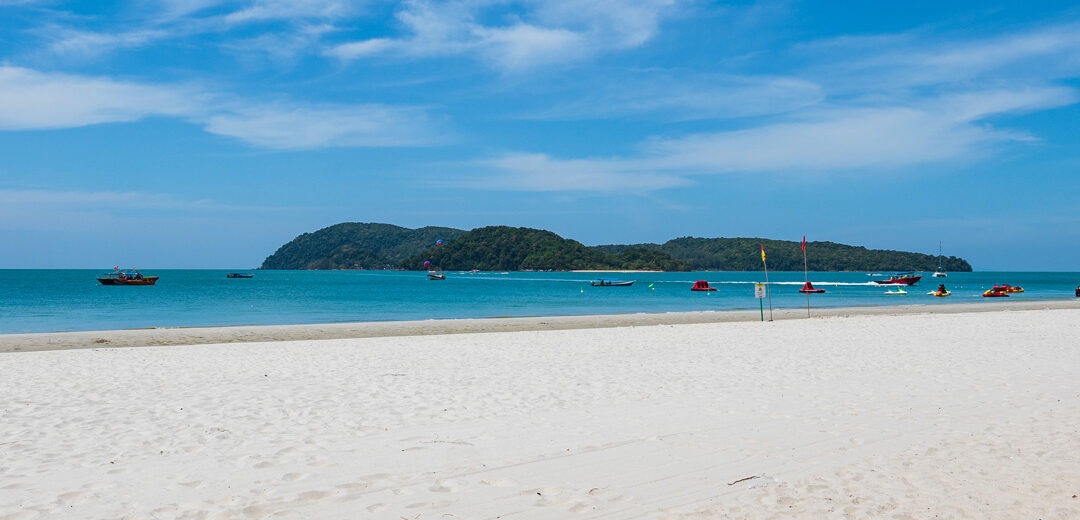 Pantai Cenang, relax y deporte en aguas cristalinas (Malasia)