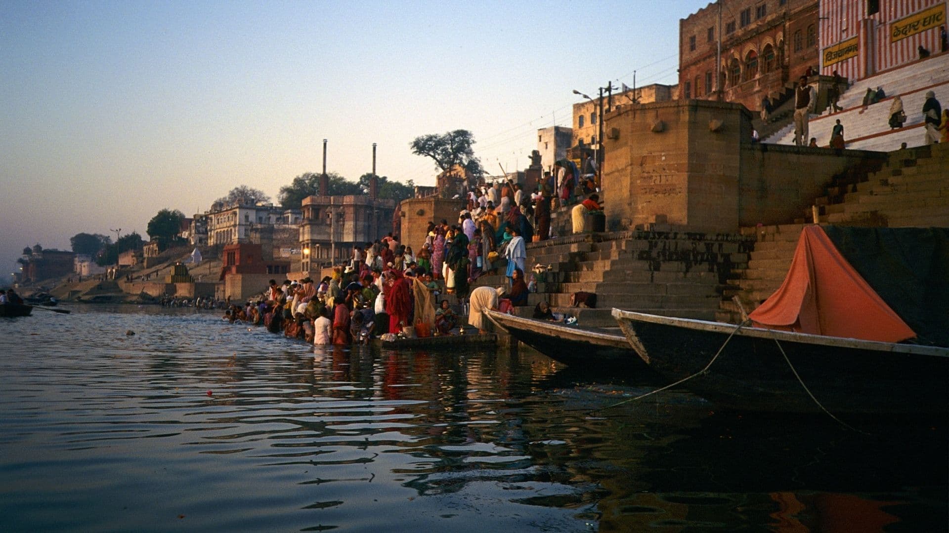 Rio Ganges en India y lugares sagrados que lo rodean