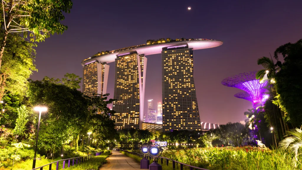 Marina Bay Sands y Supertrees iluminados de noche en Singapur