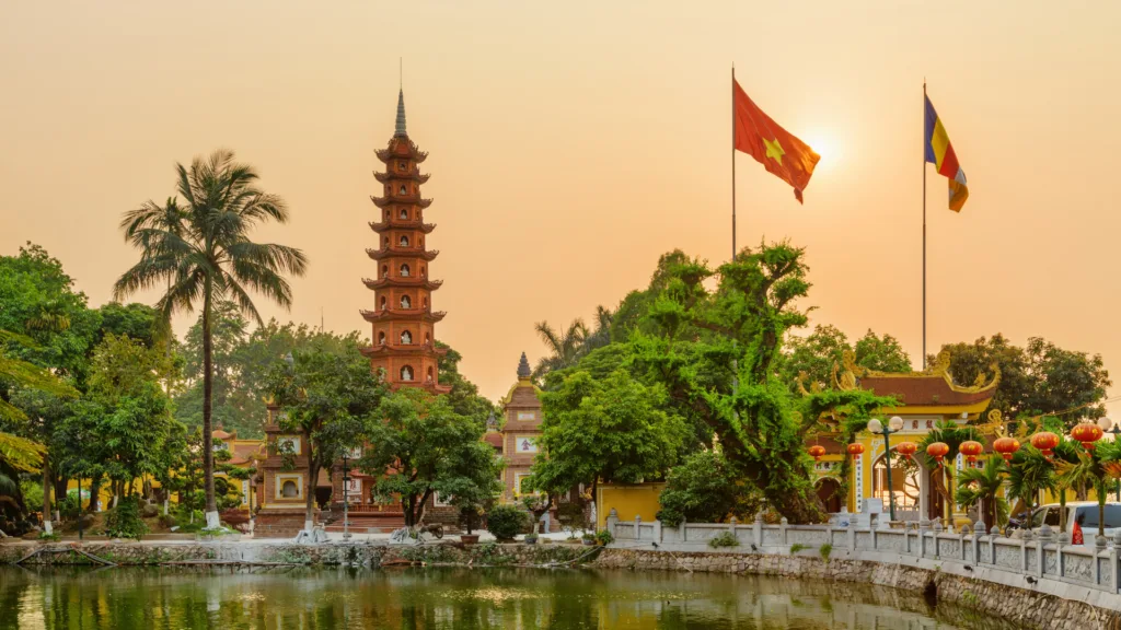 Pagoda Tran Quoc junto al lago del Oeste en Hanói, Vietnam