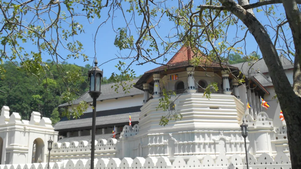 Templo del Diente de Buda junto al lago de Kandy, Sri Lanka