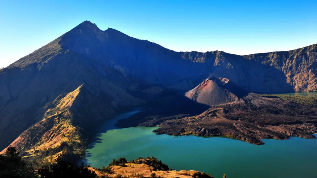 Malasia, Indonesia y Singapur · Indonesia: templos, volcanes, islas y playas