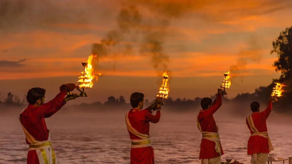 Ceremonia Aarti — India Sensaciones auténticas y Katmandú