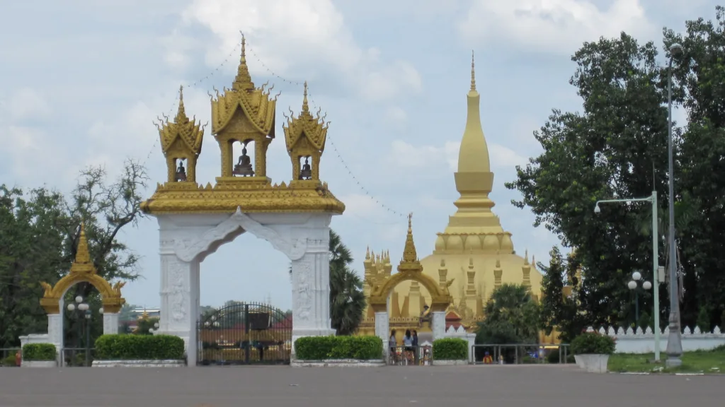 Estupa dorada de That Luang, Vientiane — Lo Mejor de Laos