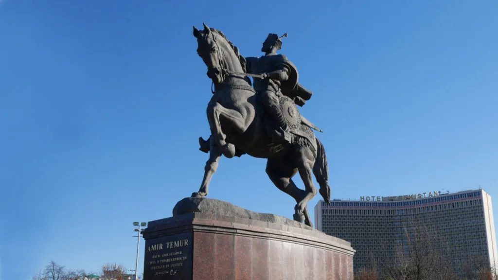 Plaza de Amir Temur, Tashkent — Encantos de Uzbekistán y Turkmenistán