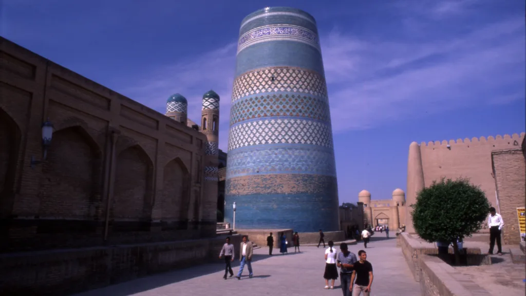 Minarete de Kalta Minor, Khiva — La Ruta de la Seda con Yurtas