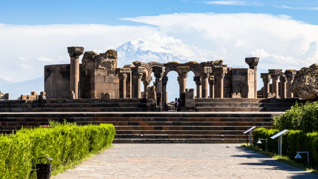 Templo Zvartnots — Armenia en grupo