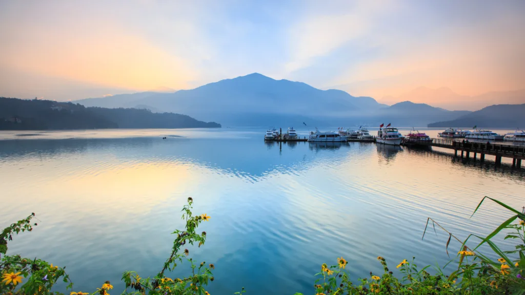 Lago del Sol y la Luna — Made in Taiwan y Hong Kong