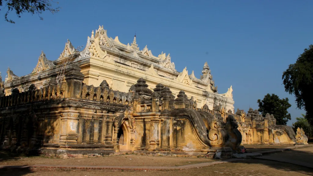 Monasterio de Mahar Aung Mye Bon San, Inwa — Myanmar con Phuket y Bangkok