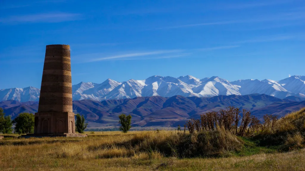 Complejo de la Torre de Burana, Kirguistán — La Gran Ruta de la Seda