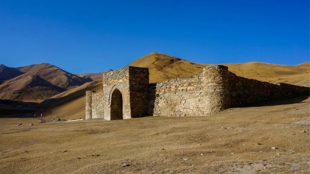 Caravan Saray de Tash Rabat — Expedición por Kirguistán