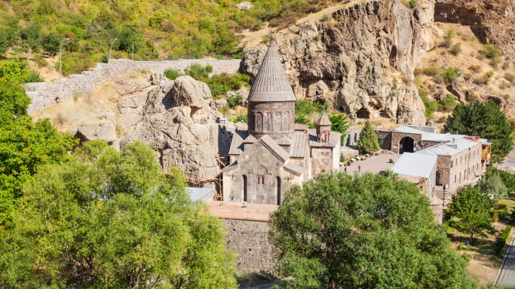 Monasterio de Geghard — Armenia en grupo