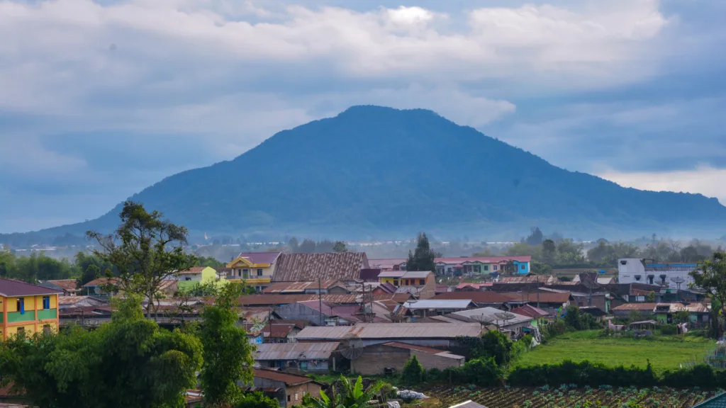 ISLA SAMOSIR – PARAPAT – BERASTAGI – MEDAN — Sumatra, Java y Bali