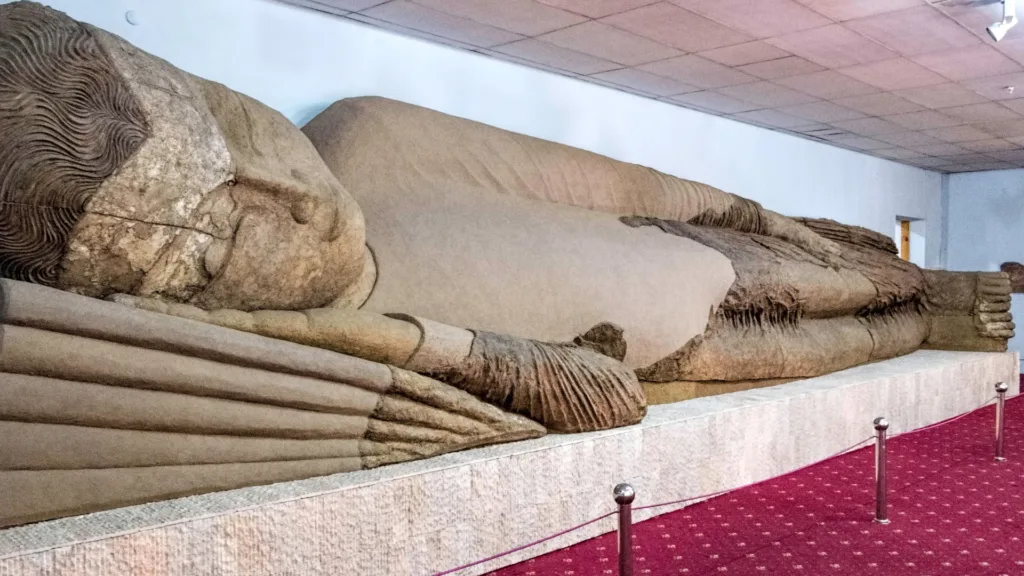 Gran Buda en nirvana, Dushanbe, Tayikistán — La Gran Ruta de la Seda