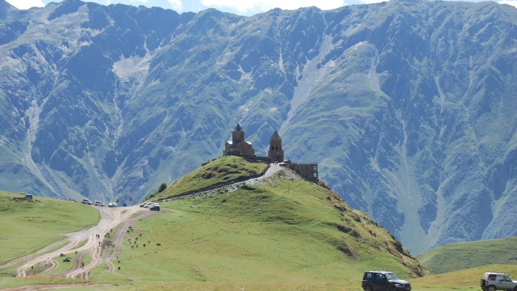La iglesia de la Trinidad de Guergueti — Azerbaiyán y Georgia