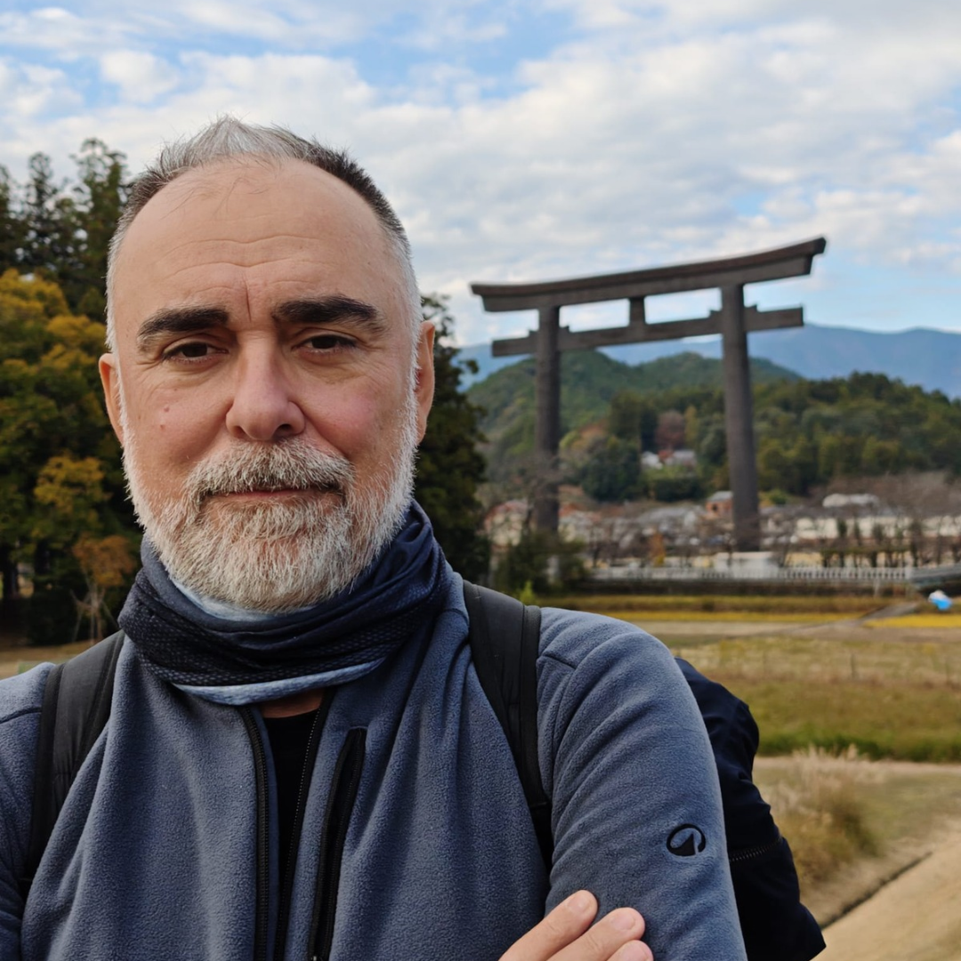 Ángel Sánchez, gerente de Destinos Asiáticos Imagen del gerente de Detinos Asiáticos en su último viaje a Japón con un Torii en el fondo derecho de la imagen