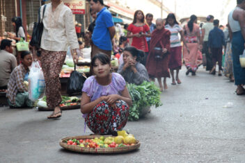 Mercado de calle, Yangon — Corazón de Myanmar