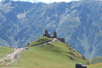 Iglesia de la Trinidad de Gergeti, Georgia — Georgia y Armenia en Privado