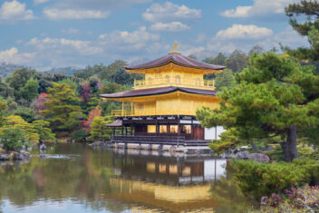 Kinkakuji (Pabellón de Oro), Kyoto — Japón Rascacielos y Tatamis con Hong Kong