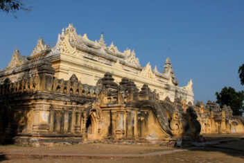 Monasterio de Mahar Aung Mye Bon San, Inwa — Myanmar y Bangkok