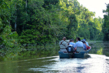 paseo en barca por el río Kinabatangan — Kuala Lumpur, Borneo e Islas Perhentian