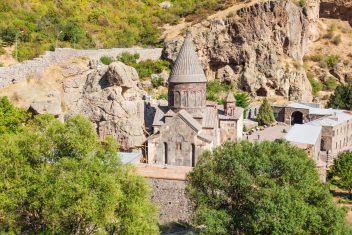 Monasterio de Geghard — Armenia en grupo