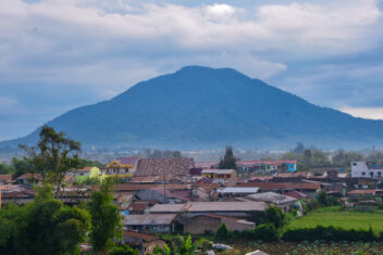 ISLA SAMOSIR – PARAPAT – BERASTAGI – MEDAN — Sumatra, Java y Bali