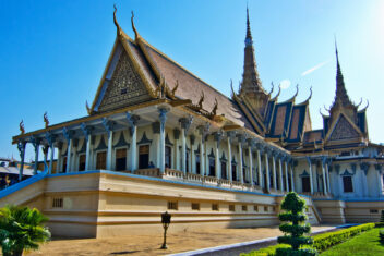 Palacio Real, Phnom Penh — Camboya en grupo con Koh Rong