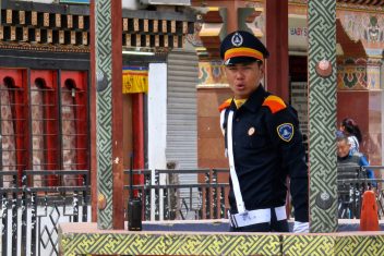Agente Trafico, Thimphu — Bután al Completo y Katmandú