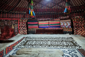Alfombra de fieltro kirguisa — Expedición por Kirguistán