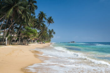 Playa de Hikkaduwa — Sri Lanka en Familia