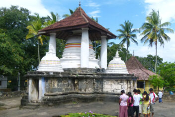 Templos de Gadaladeniya, Kandy — Gran Tour de Sri Lanka