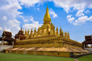 Estupa dorada de That Luan, Vientiane — Laos en Tren